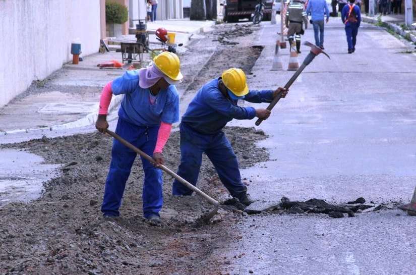 Prefeitura de Arapiraca intensifica pavimentação asfáltica no Alto do Cruzeiro