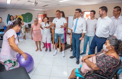 Prefeito JHC e Cafu visitam espaço Casa da Juventude no bairro do Prado