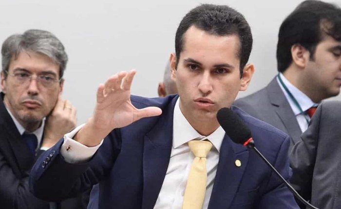 Domingos Neto (PSD-CE) tenta convencer líderes de partidos da Câmara a aceitar os R$ 2 bilhões propostos pelo governo