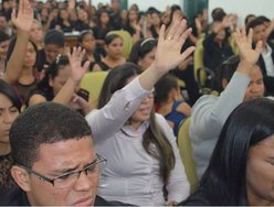 Jovens são cheios do poder em pré congresso