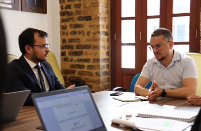 Casal e Águas do Sertão fazem apresentação do Sistema Coletivo da Bacia Leiteira a defensor público
