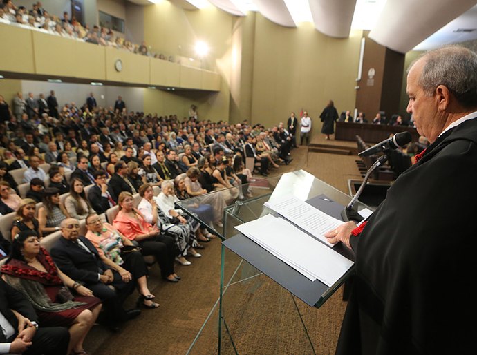 Desembargador toma posse e pede Judiciário mais inserido na sociedade