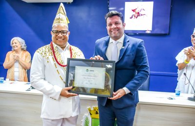 Allan Pierre homenageia Pai Marcos com a Comenda Tia Marcelina e reforça o respeito às tradições religiosas de matrizes africanas