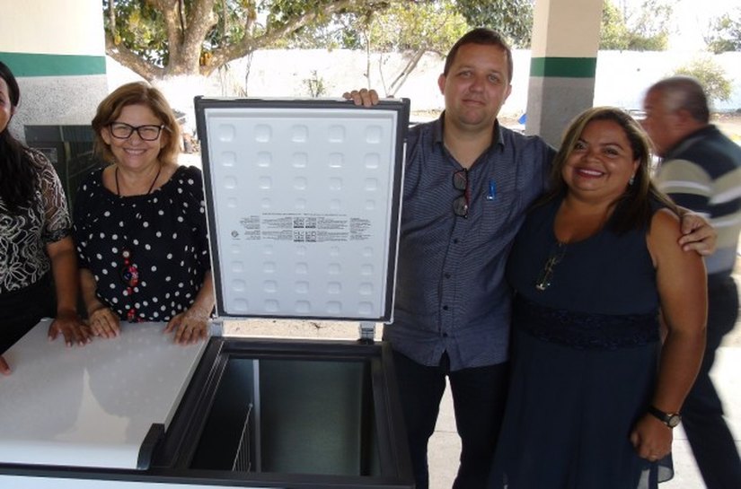 Prefeita de Rio Largo entrega novos freezers e geladeiras às escolas