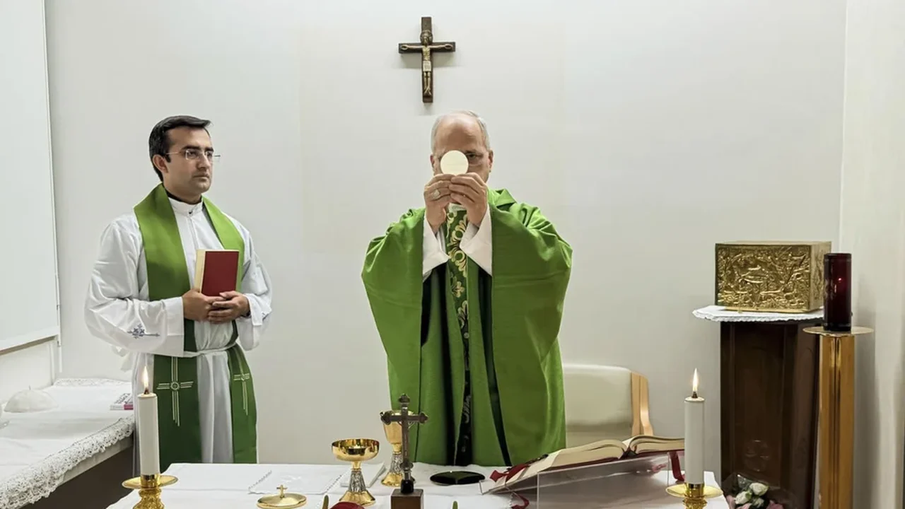 Primeiras imagens divulgadas do Papa Leão celebrando missa no hospital após cirurgia de câncer.
