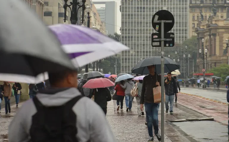São Paulo entra em estado de alerta para alagamentos, raios, vento e granizo
