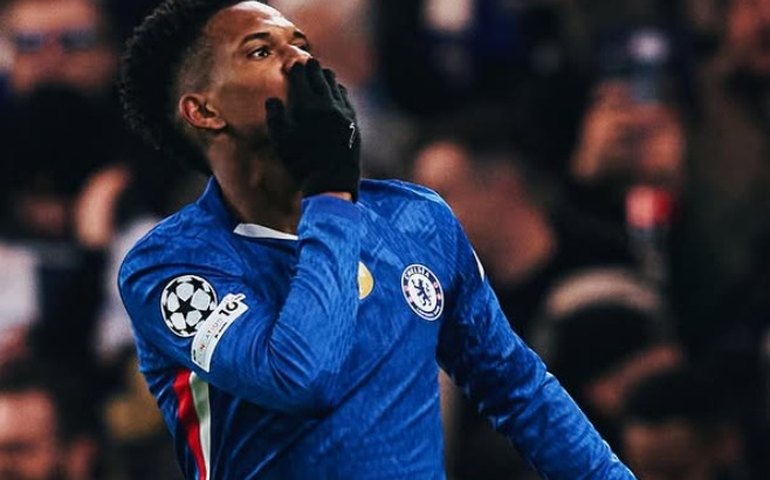 Estêvão brilha, Chelsea domina Barcelona e encosta nos líderes