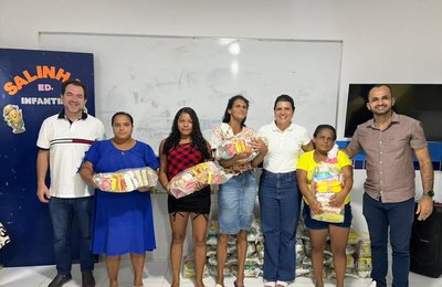 Prefeita Marcela Gomes entrega cestas básicas a alunos da EJA no Assentamento Paraíso