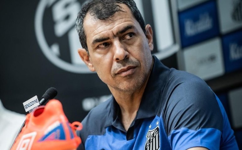 Time japonês considera postura do Santos 'inaceitável' por Carille e exige pagamento da multa