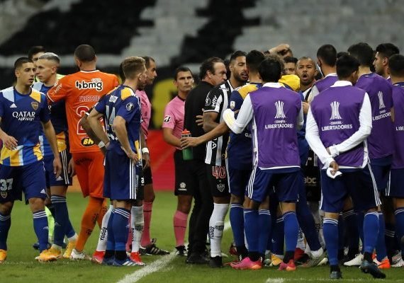 Após 12h de depoimentos, jogadores pagam fiança e Boca Juniors volta à Argentina