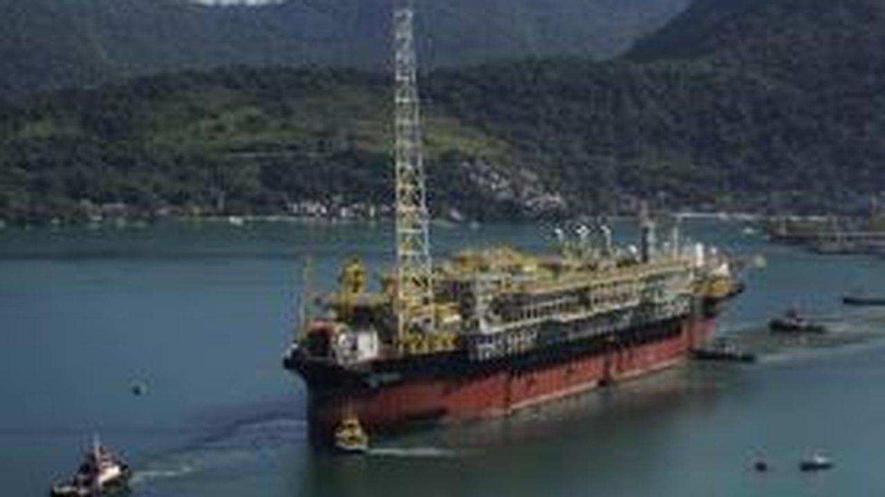 Sobe para cinco o número de mortos em explosão de navio-plataforma da Petrobras