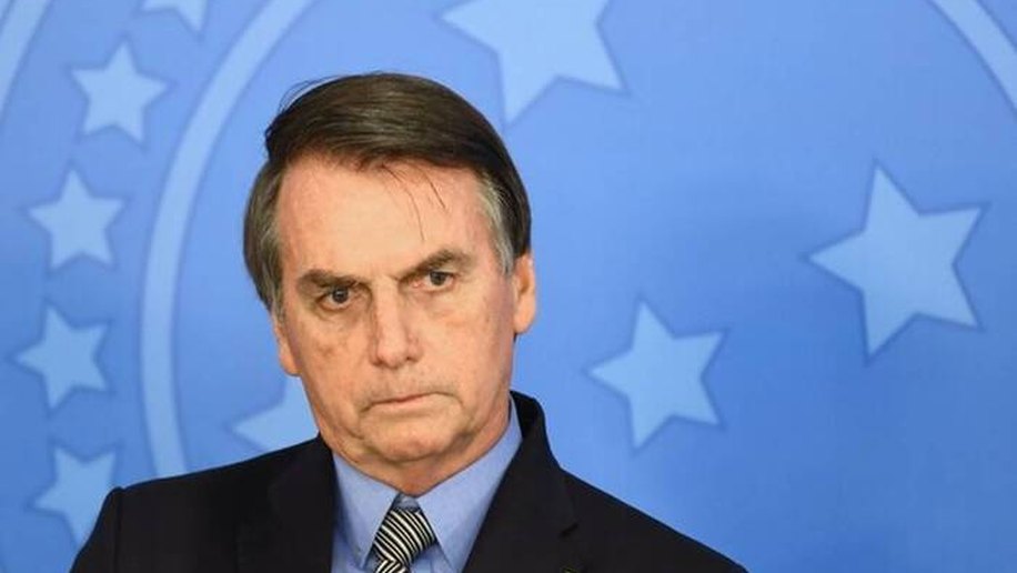 Cagadas de Bolsonaro o fazem despencar na opinião pública