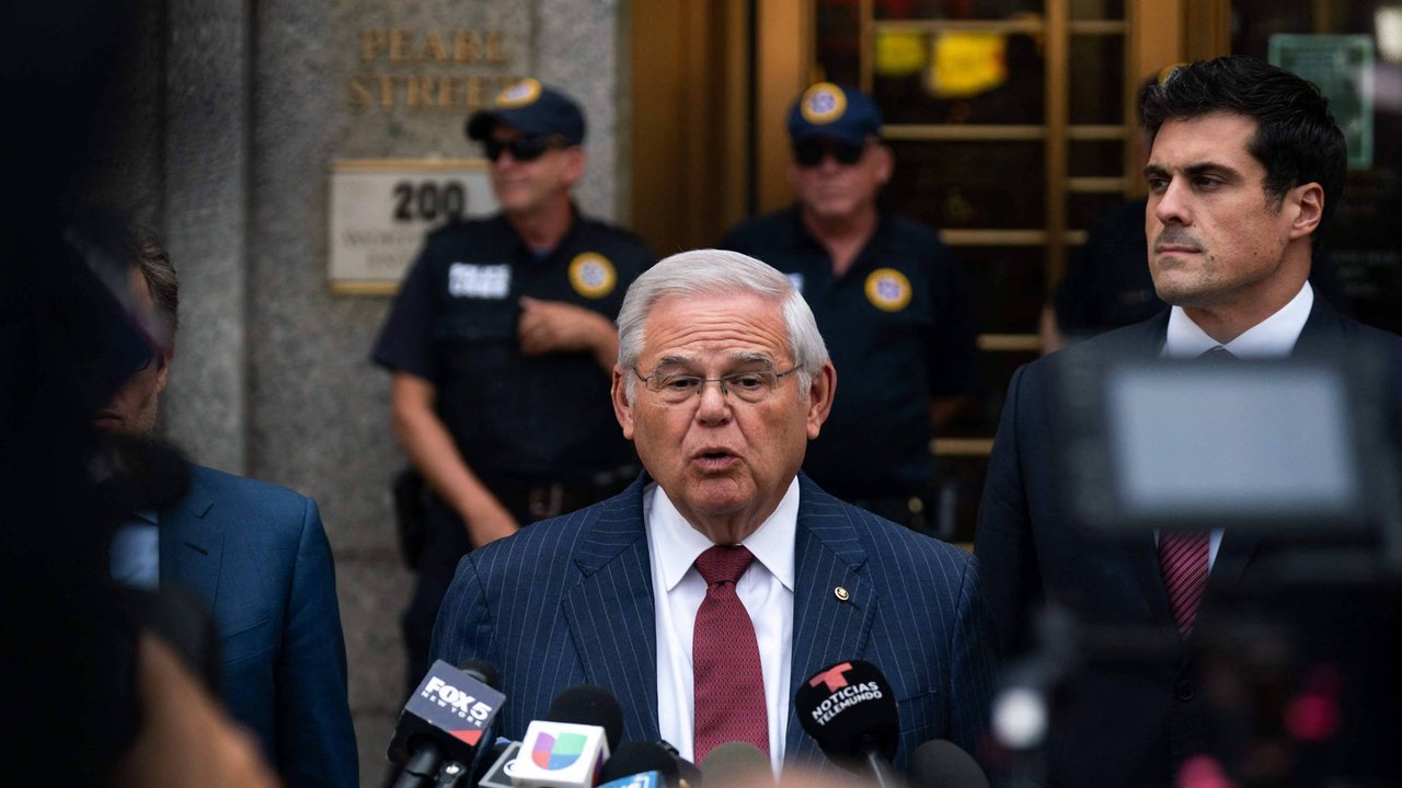 Senador democrata Bob Menéndez é condenado por corrupção nos Estados Unidos