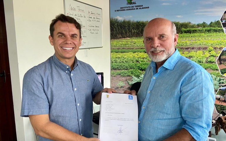 Iteral entrega ao prefeito de Batalha laudo de área que vai abrigar indústria de laticínios no sertão alagoano