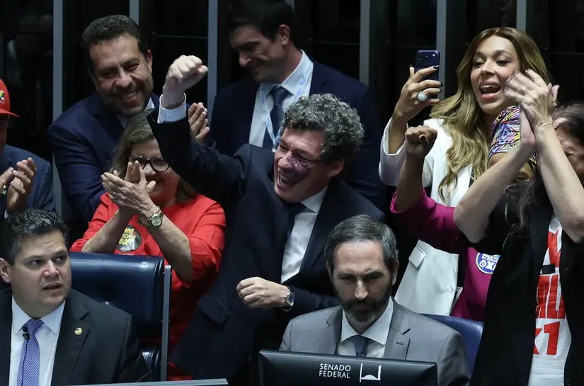 Senado aprova fim da escala 6x1 e redução da jornada de trabalho