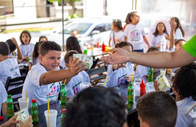 Presença de alunos da Escola Jaime de Altavila emociona dona de lanchonete