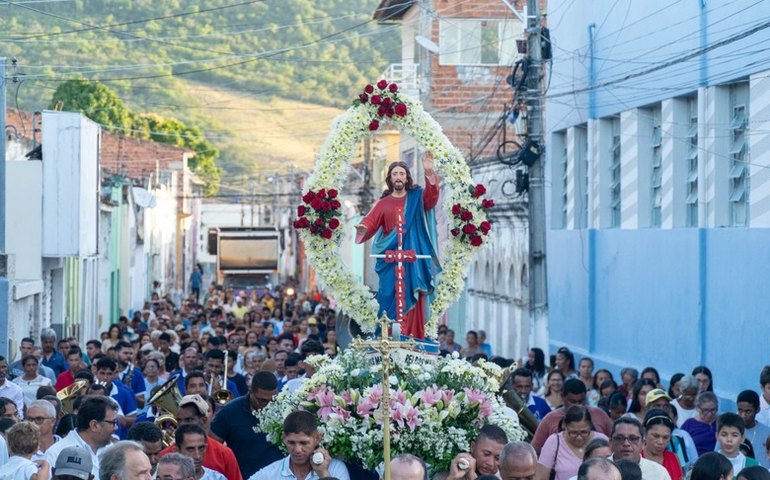 Procissão terrestre e fluvial marcam o encerramento da Festa de Bom Jesus dos Navegantes em Traipu