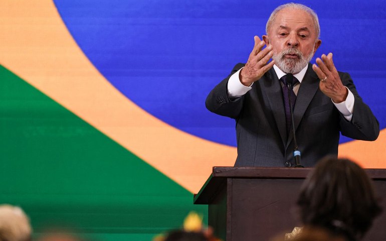 Lula distribui balas de banana para se desculpar por atraso em reunião no Planalto