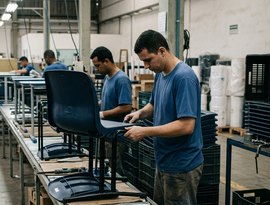 Petróleo acima de US$ 100 encarece plástico e afeta mobiliário escolar no Brasil