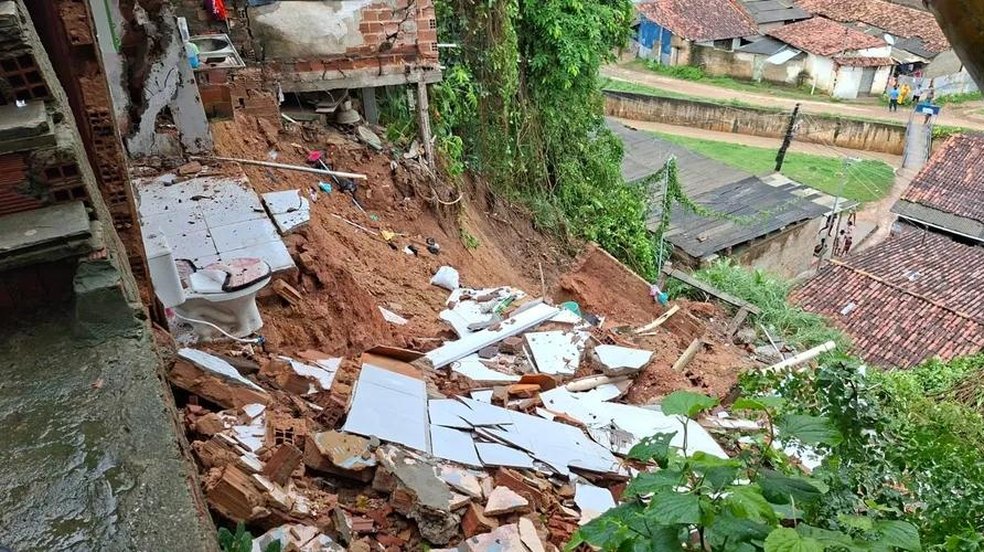 Deslizamento de terra no Vale do Reginaldo deixa adolescente soterrado e força evacuação de casas em Maceió.