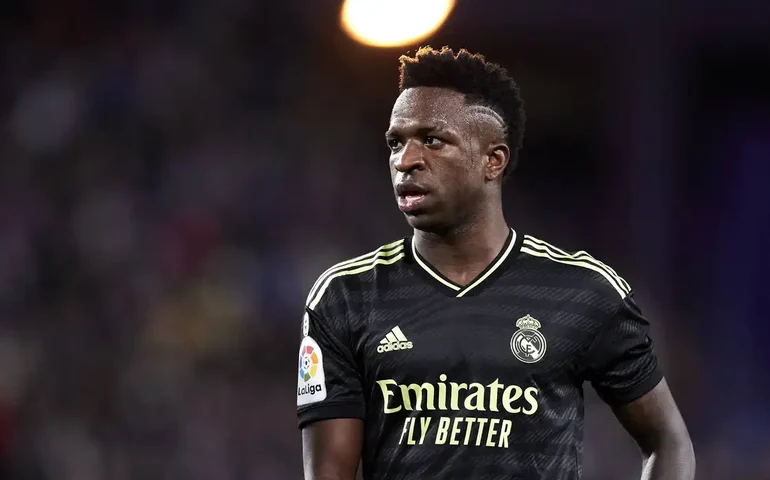 'Nunca vi jogador tão perseguido como Vini Jr', lamenta Carlo Ancelotti