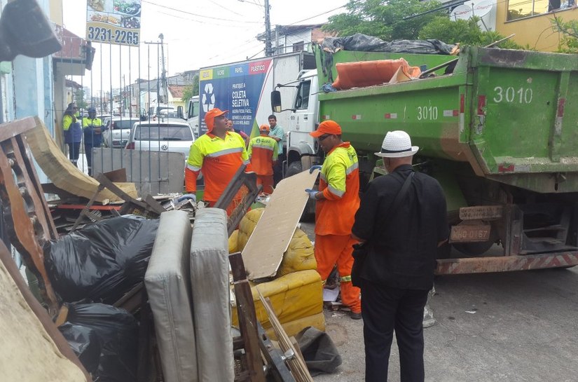 Acumulador guardava cerca de 40 toneladas de lixo em imóvel