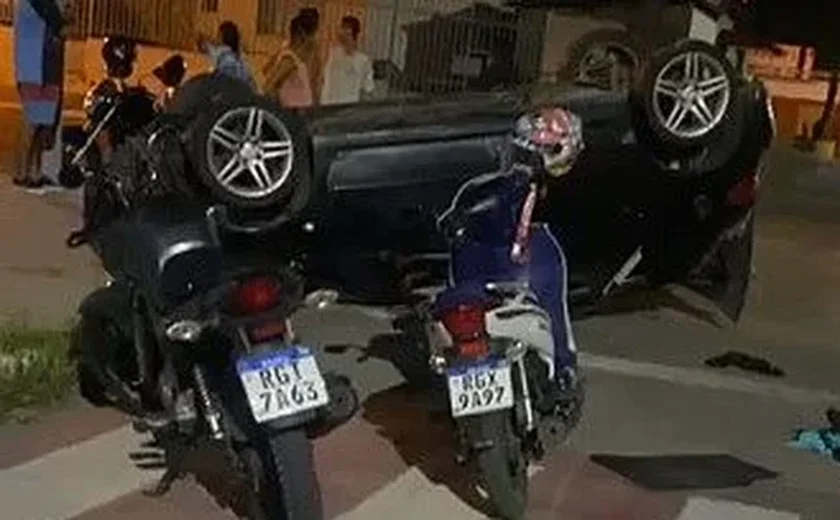 Carro capota na Av. Rui Palmeira, em Maceió