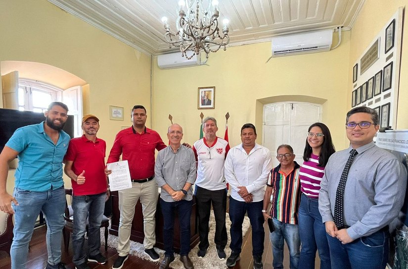 Diretoria do Sport Club Penedense destaca apoio do Prefeito ao time durante assinatura de convênio