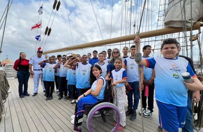 Estudantes da rede municipal se encantam durante visita guiada ao Navio Cisne Branco