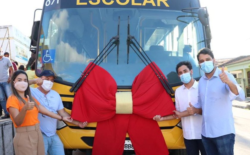 Prefeitura de Santana do Mundaú entrega 50 ar condicionados, ônibus escolar e novos fardamentos