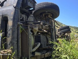 Caminhoneiro morre após veículo carregado com água capotar em rodovia de Água Branca