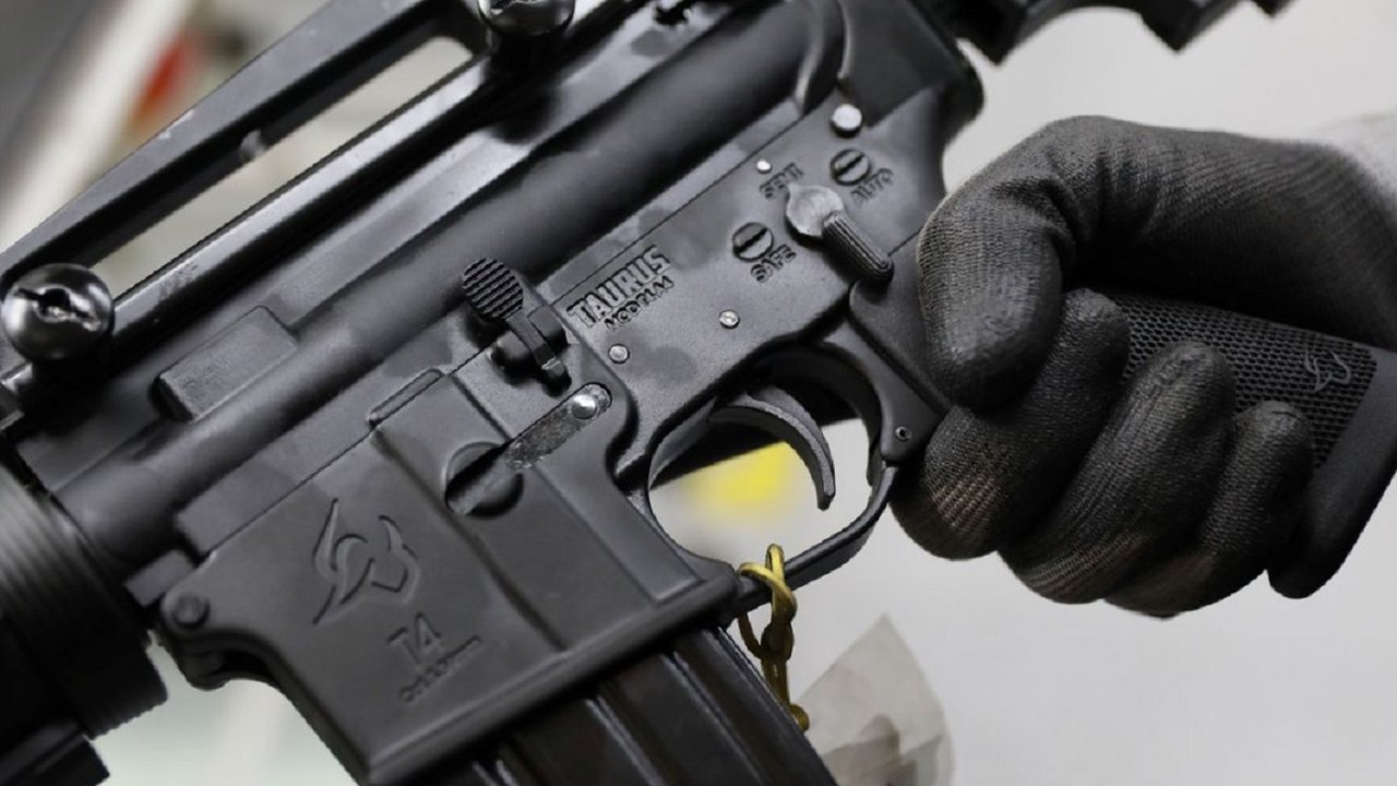 Troca de cadeado, coronel exonerado e armas no Rio: o que se sabe sobre as 21 metralhadoras furtadas do Exército