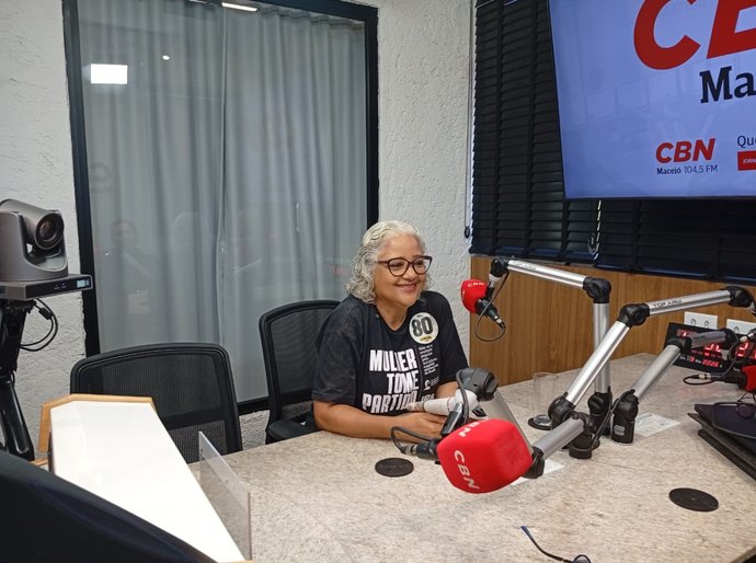Em sabatina e agenda nas ruas, Lenilda Luna defende participação popular e critica o modelo capitalista no Dia da Democracia
