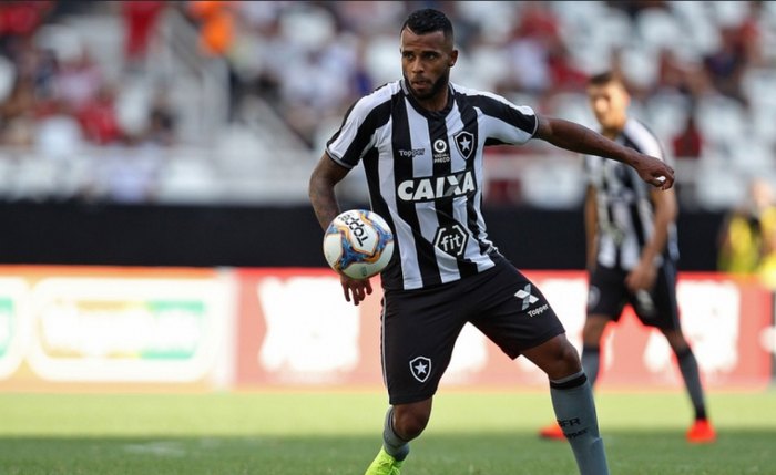 Vice-artilheiro do Botafogo no ano, Alex Santana se recupera e enfrenta CSA