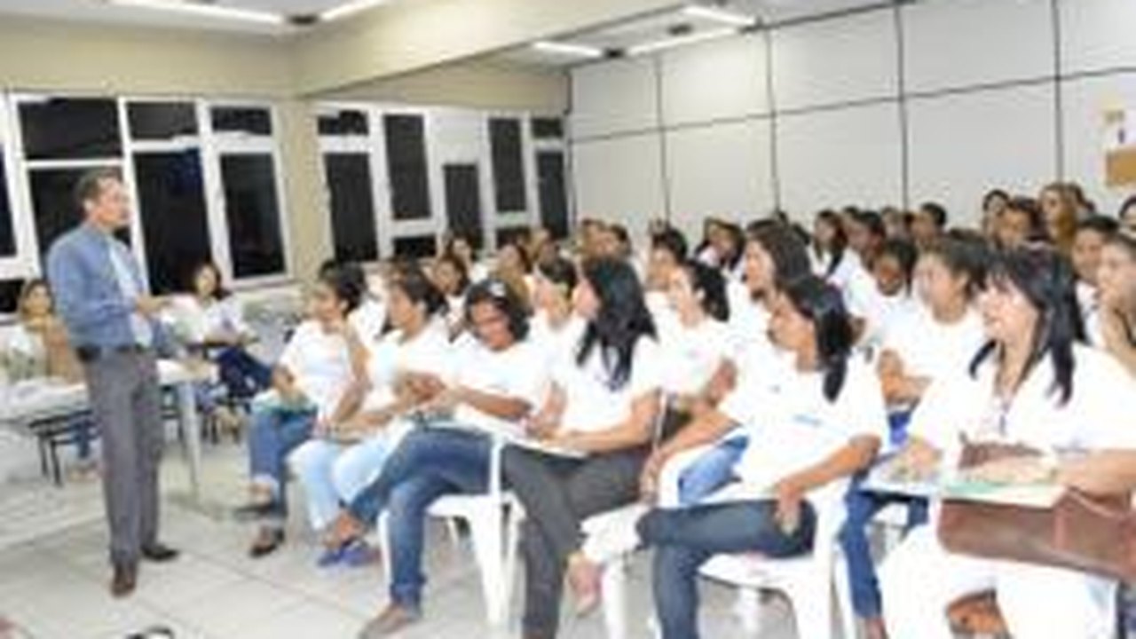 Profissionais da área de beleza recebem orientação par evitar LER/DORT