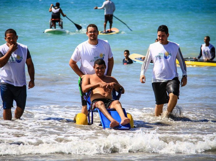 Praia Acessível garante lazer para pessoas com deficiência