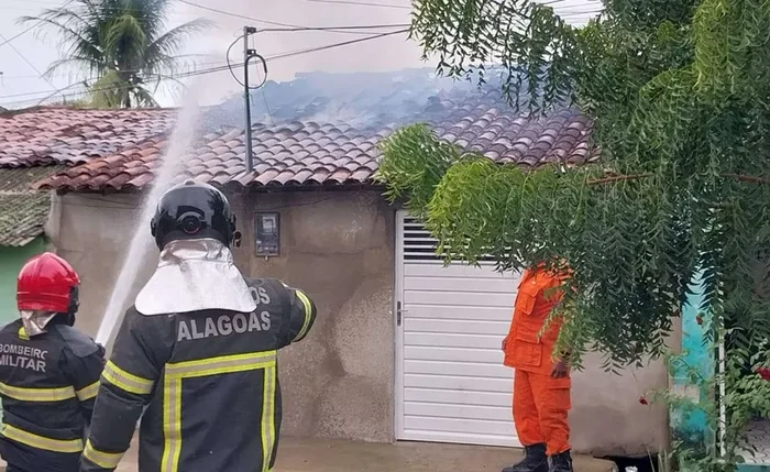 Incêndio destruiu quartos de casa
