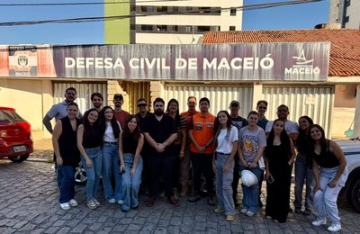 Cursos de Arquitetura e Urbanismo e Engenharia Civil do Cesmac realizam visita técnica à Defesa Civil de Maceió
