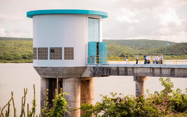 Casal efetua manutenção preventiva no Sistema Carangueja na quarta-feira (12)