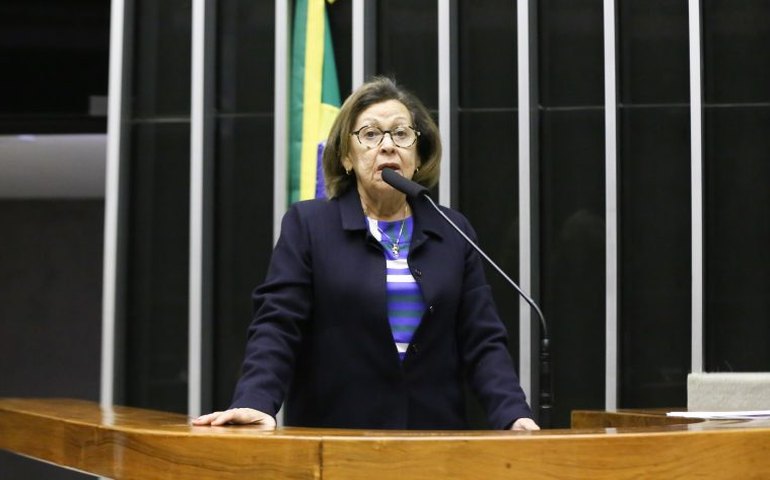 Comissão aprova direito a licença remunerada para professor da rede pública pública fazer pós-graduação