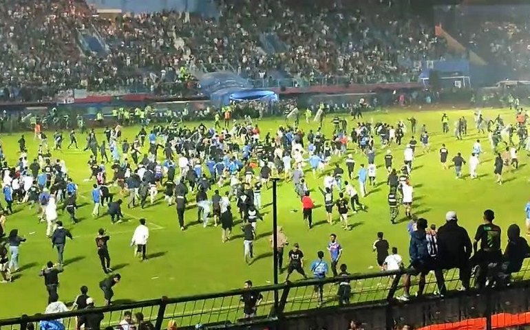 Estádio onde mais de 130 morreram na Indonésia será demolido e reconstruído