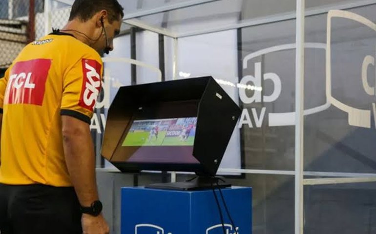 Decisões do VAR no Mundial serão explicadas à torcida por microfone do árbitro