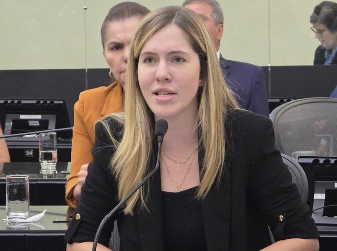 Cibele Moura elogia ação de policial militar em defesa de criança autista
