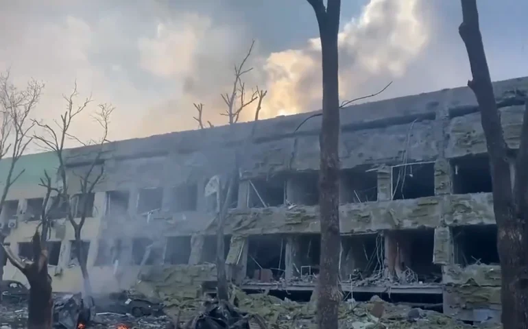 Mísseis russos atingem hospital infantil na capital ucraniana e matam pelo menos 7 pessoas