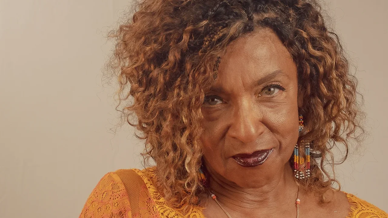 Elisa Lucinda sobe ao palco junto do namorado, que ela reencontrou 40 anos depois: 'O amor nos reconectou'