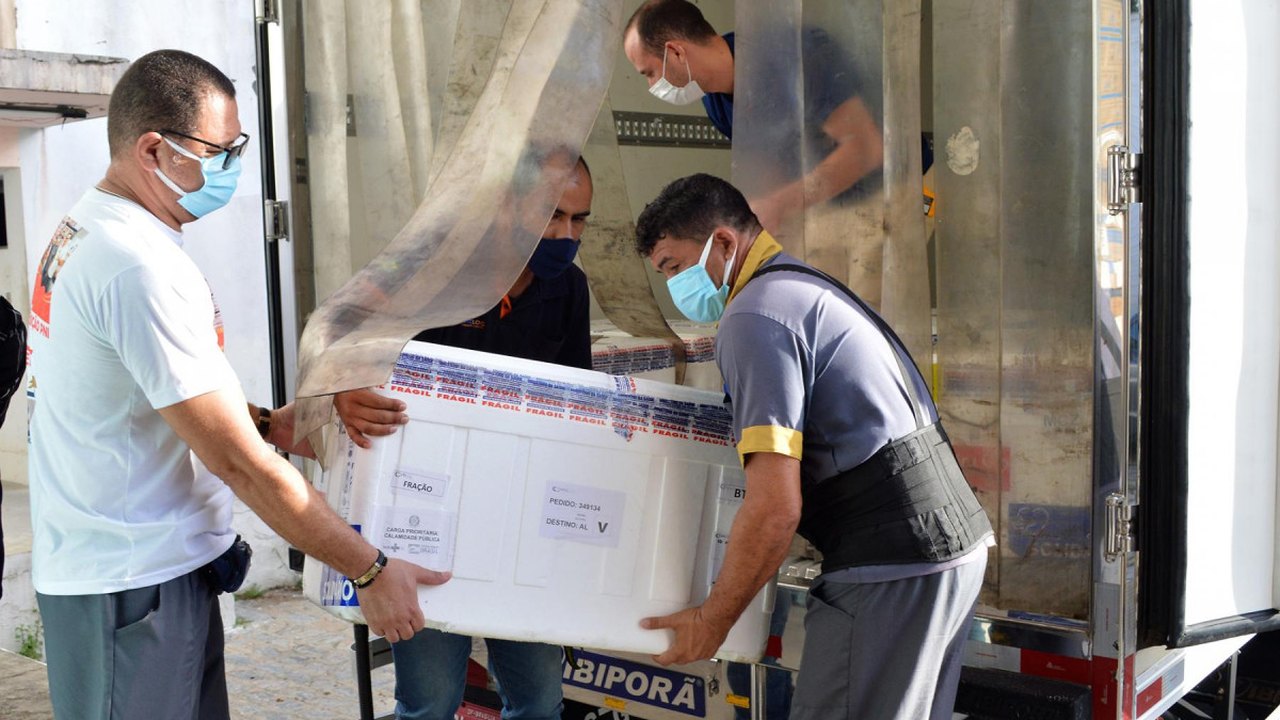 Alagoas distribui 53.392 doses de imunizantes contra a Covid-19