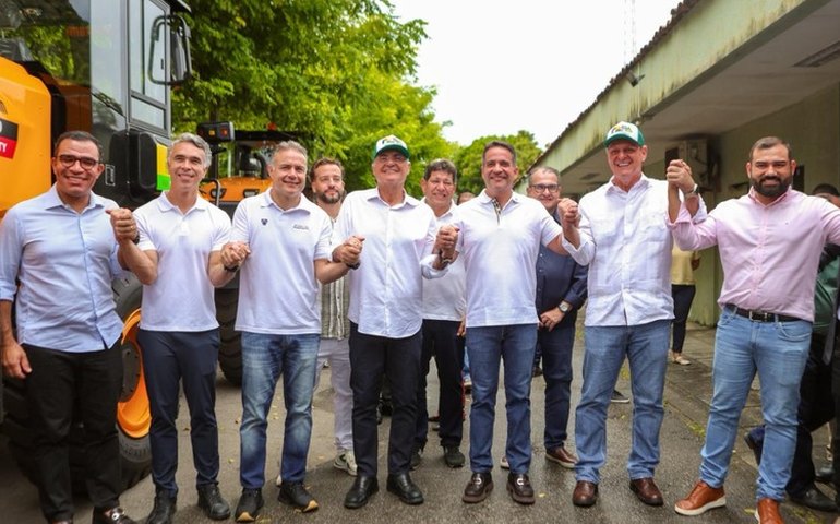 Senador Renan participa da entrega de equipamentos agrícolas a municípios de Alagoas