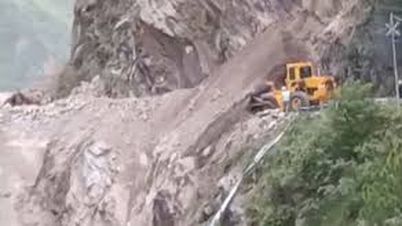 Enorme deslizamento de terra provoca pânico e correria em estrada na Índia; vídeo