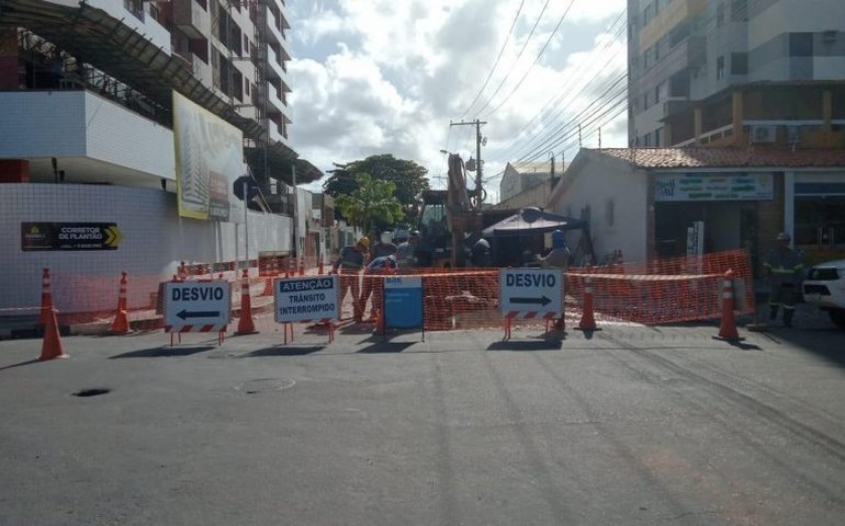 Rua no bairro Poço é interditada para obra emergencial da BRK