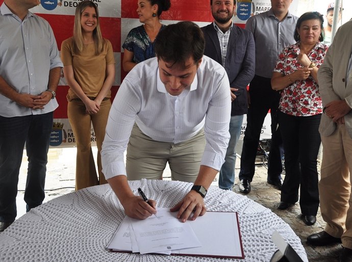 Prefeito Cacau e presidente do Iphan assinam ordem de serviço da requalificação do Largo da Igreja Matriz